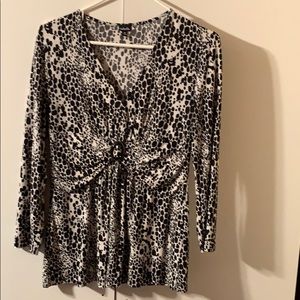 Black and whit print long sleeve v-neck blouse